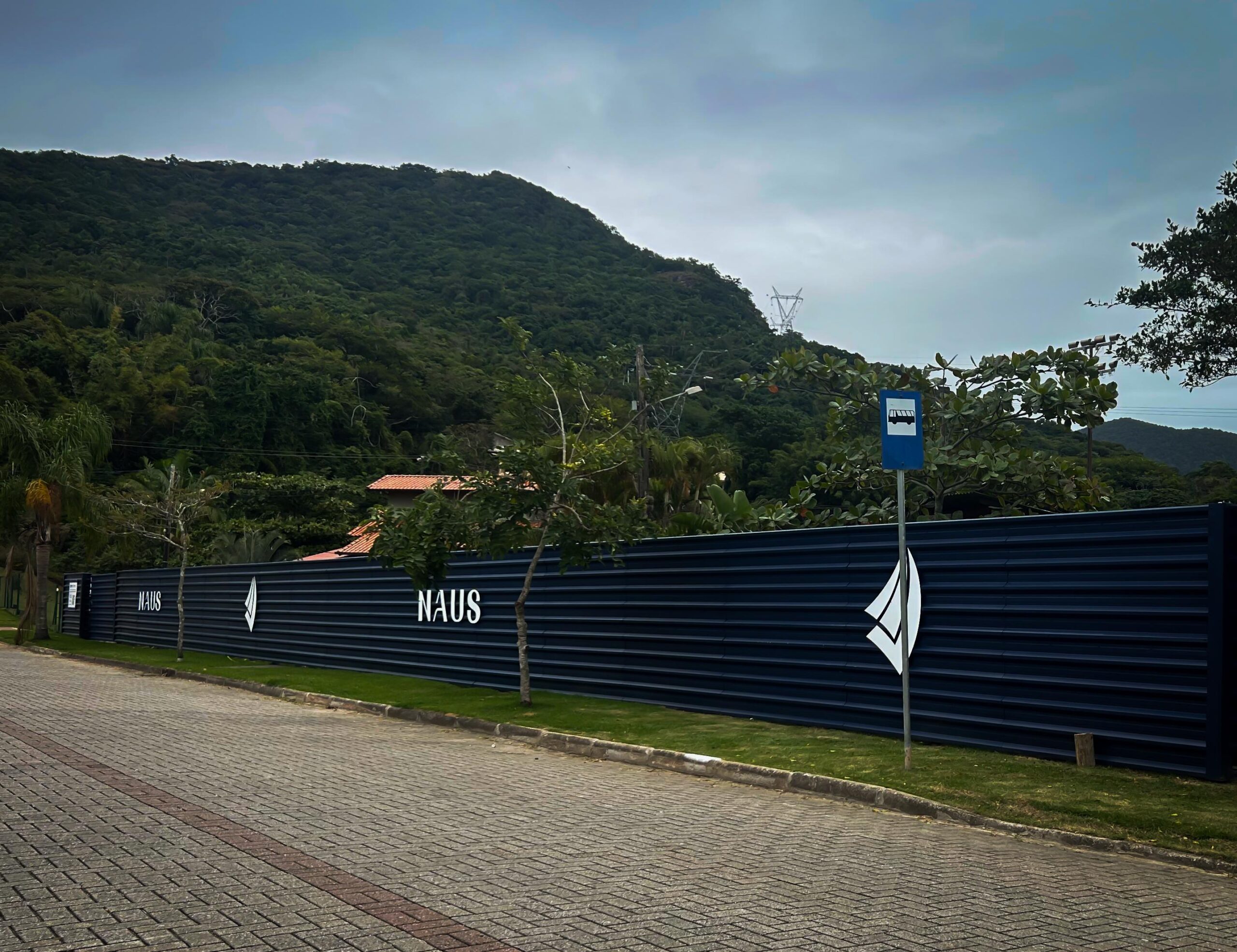 Quando a arte é ajudar: conheça a ação social por trás dos tapumes da Naus